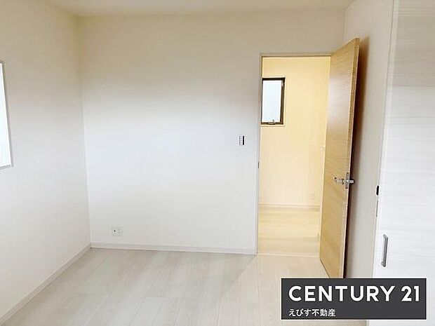 明るい色合いの床と壁が室内をすっきりとした印象に仕上げています。シンプルなデザインで家具の配置がしやすい空間です。窓から自然光が入るため室内の明るさも十分です。