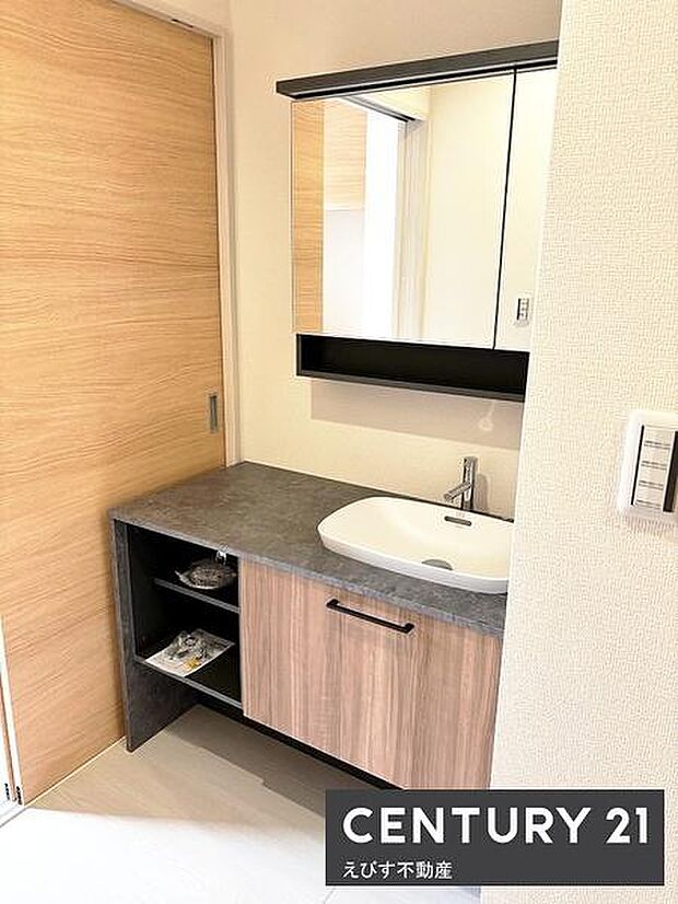 スタイリッシュな洗面台。シンプルで落ち着いた雰囲気の洗面台です。収納スペースも確保されており毎日の身支度に便利です。空間がすっきりとまとまっています。