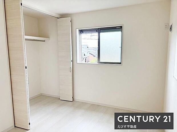 ホワイトを基調とした明るい室内です。窓からの自然光がしっかり入るお部屋になっています。収納スペースも備わっており整理整頓がしやすい構造です。シンプルなデザインで様々なインテリアに合わせやすいです。