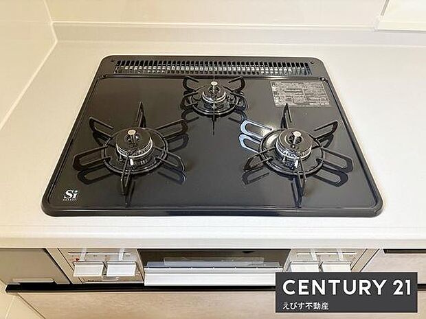 3口タイプのガスコンロが設置されています。フラットな天板でお手入れがしやすいです。シンプルなデザインがキッチンに調和しています。操作部分もわかりやすく配置されています。