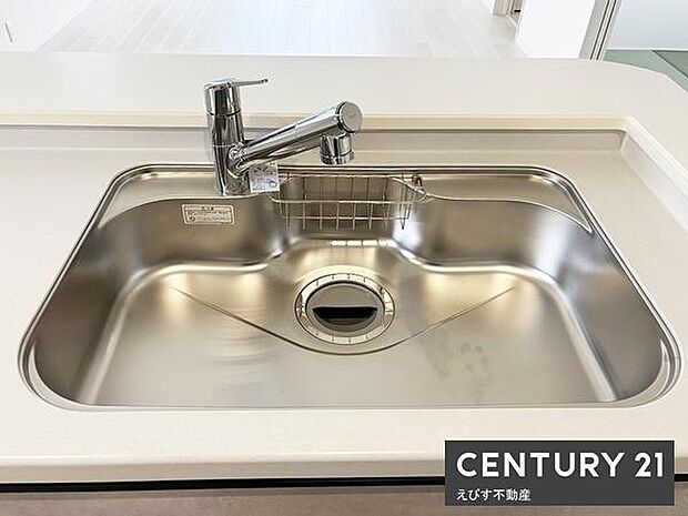 シンプルで清潔感のあるキッチンシンクです。広々とした設計で作業がしやすく扱いやすい蛇口が特徴です。お手入れも簡単で使い勝手が良いキッチン空間です。ステンレス素材が清掃のしやすさを高めています。