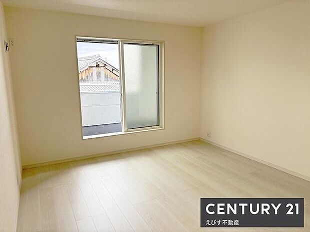 バルコニーに面した明るい洋室。シンプルな内装でお好みに合わせたコーディネートが可能です。すっきりとした空間が広がっています。収納や家具の配置もしやすい設計です。静かな雰囲気が感じられます。