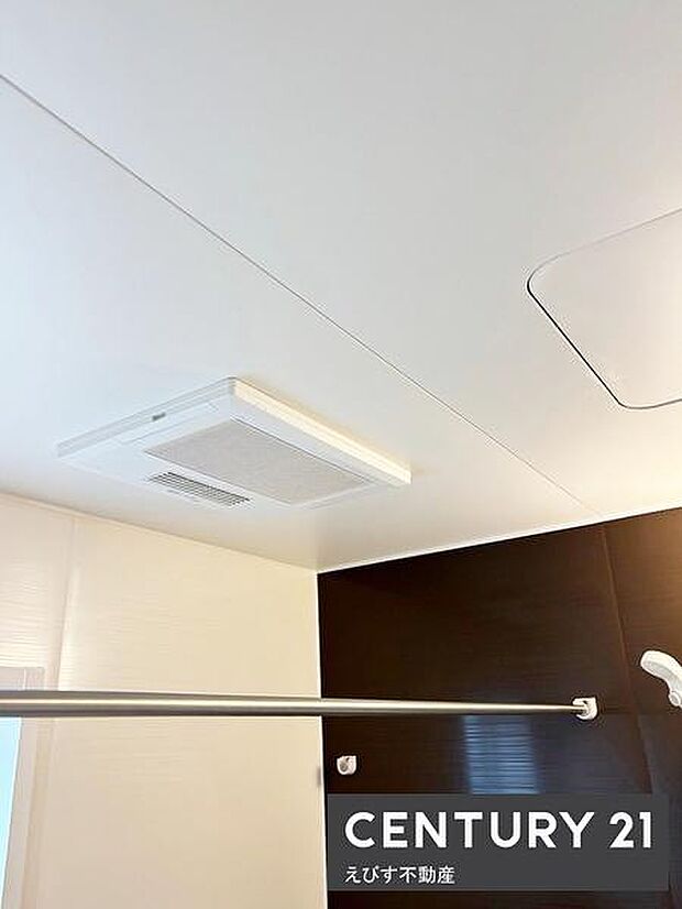 浴室暖房乾燥機付き。天井には換気設備が設けられており快適にご利用いただけます。シンプルな内装が特徴的です。直線的なデザインですっきりとした印象を与えます。