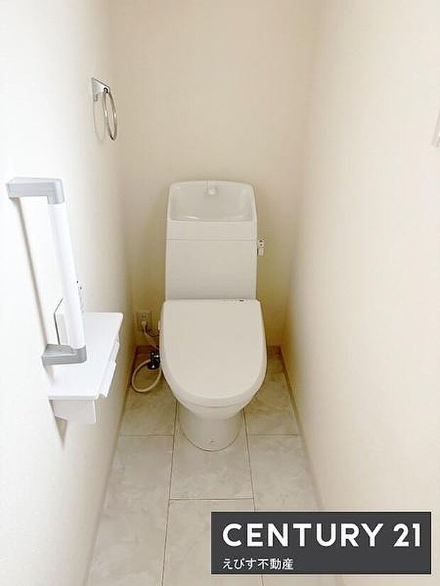 トイレは快適な温水洗浄便座付。白を基調としたトイレ空間は清潔感が感じられます。床はお手入れしやすい素材が採用されています。コンパクトながらも機能的なレイアウトです。