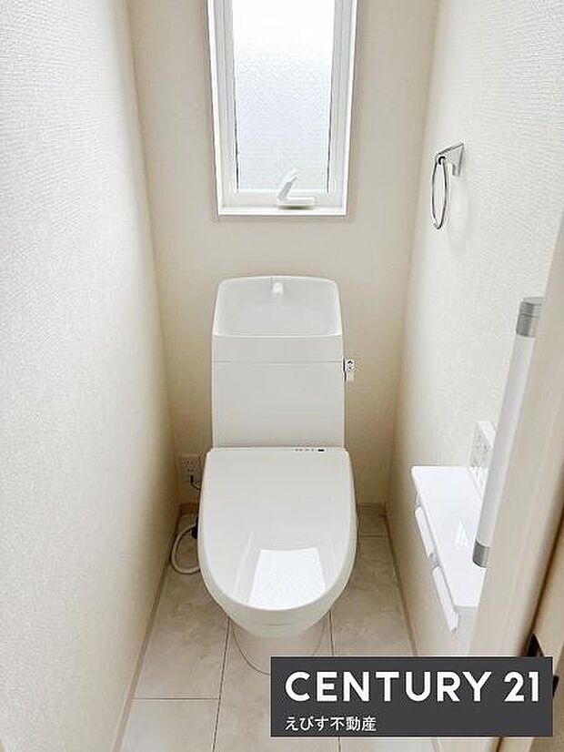 トイレ2ヵ所付き、2階トイレ。手洗い付きで使いやすい仕様となっています。ホルダーやタオルリングなど設備も備わっています。クロスや床の色合いが落ち着いた雰囲気を演出します。