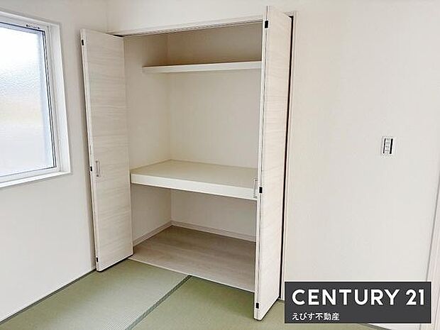 明るい室内に調和した収納が設けられております。扉付きで見た目もすっきりとしています。上部と下部に棚があり用途に応じた整理がしやすい設計です。畳のお部屋にも自然に馴染むデザインとなっています。