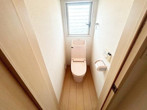 【一部AIモノ消し済み・実際の室内状況優先】窓がありトイレ内が明るく開放的な空間です。換気もしやすい設計となっています。ペーパーホルダーやリモコンが使いやすい位置に配置されています。