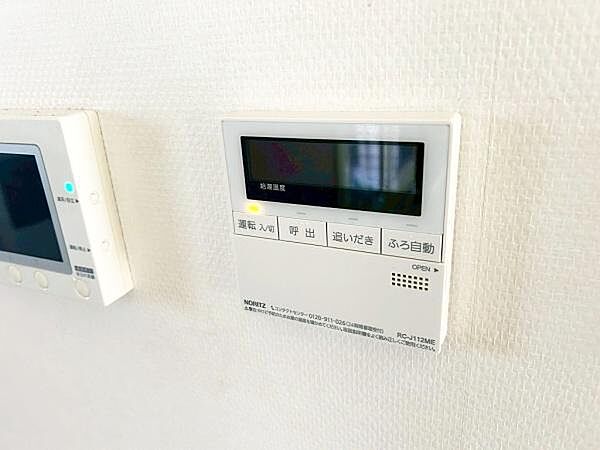 給湯リモコンが壁面に設置されています。操作パネルが分かりやすいです。