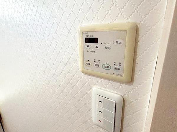 浴室換気乾燥暖房機リモコンが設置されています。操作パネルが見やすく機能ボタンも分かりやすく配置されています。
