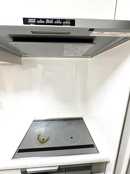 【一部AIモノ消し済み・実際の室内状況優先】IHクッキングヒーターが設置されており使いやすさにも配慮されています。フラットな作業スペースでお手入れが簡単です。