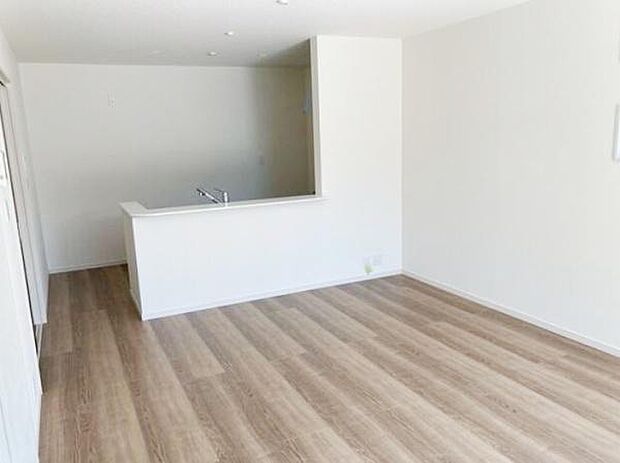 明るい色合いのフローリングが空間を広く感じさせます。対面キッチンがシンプルな造りですっきりとした印象です。壁や天井も白を基調としており開放感があります。