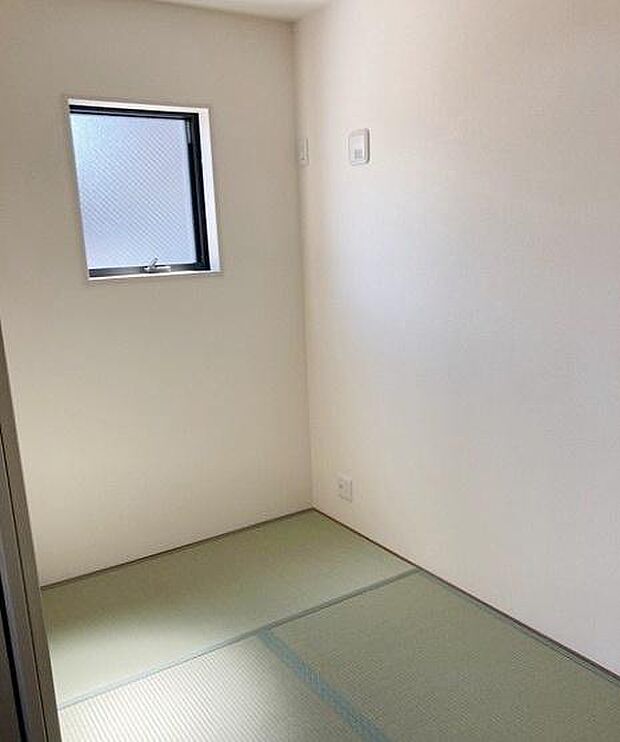 コンパクトな和室空間があり落ち着いた雰囲気を演出しています。小窓からのやわらかな採光も魅力です。清潔感のある白い壁と畳の組み合わせがすっきりとしています。すぐに使えるコンディションです。