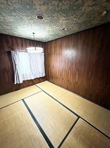 【一部AIモノ消し済み・実際の室内状況優先】壁と天井のデザインが特徴的な和室です。和の雰囲気を楽しめる空間です。