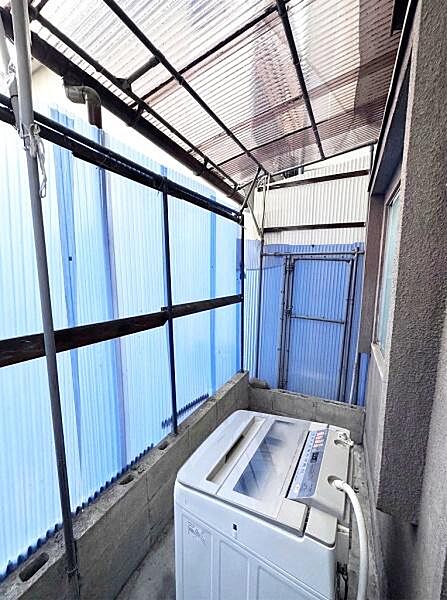 【一部AIモノ消し済み・実際の室内状況優先】屋根付きのスペースなので天候を気にせず利用できます。周囲が囲まれているため外部からの視線も気になりません。
