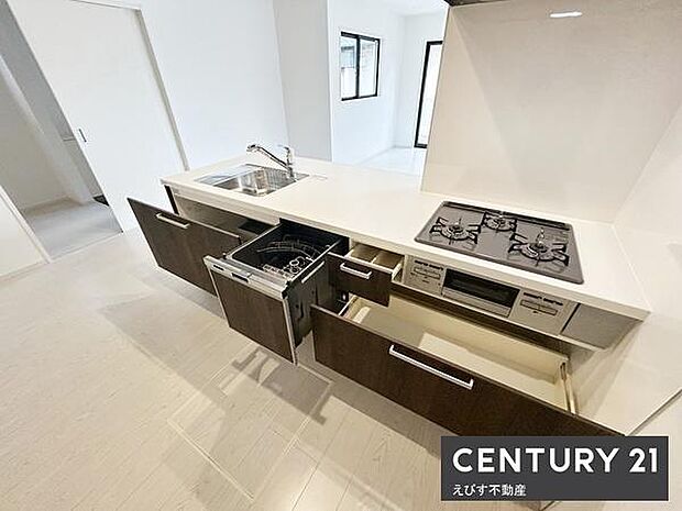 シンプルで使いやすいキッチンです。収納スペースが豊富で整理整頓がしやすい仕様となっています。ガスコンロやシンクが一列に並んでいて作業動線が効率的です。清潔感のあるデザインも特徴的です。