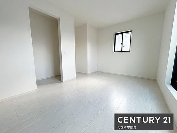 白を基調とした明るい寝室です。窓から自然光がしっかり差し込み開放感があります。シンプルなデザインが特徴的です。収納スペースも確保されています。余裕のあるレイアウトで様々なインテリアが楽しめます。