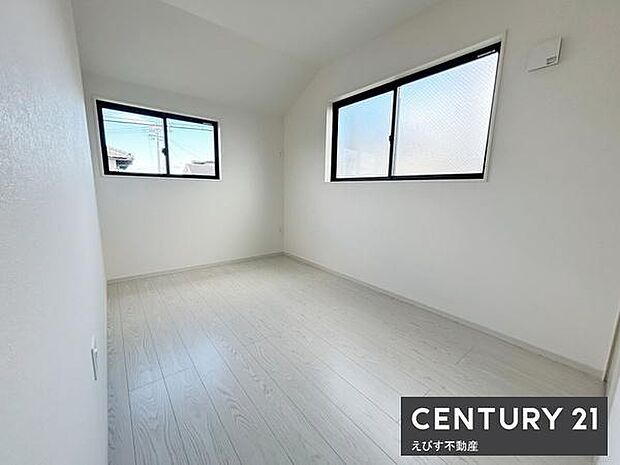 2面に窓があり日差しがしっかり入る洋室です。明るい色合いの床材で室内がすっきりとしています。シンプルな空間なので家具のレイアウトもしやすそうです。快適に過ごせるプライベート空間です。