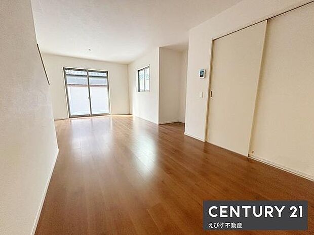 大きな窓から自然光がしっかり入り開放感のあるリビングです。フローリングが室内を明るく引き立てます。シンプルな内装なのでさまざまなインテリアが合わせやすい空間です。