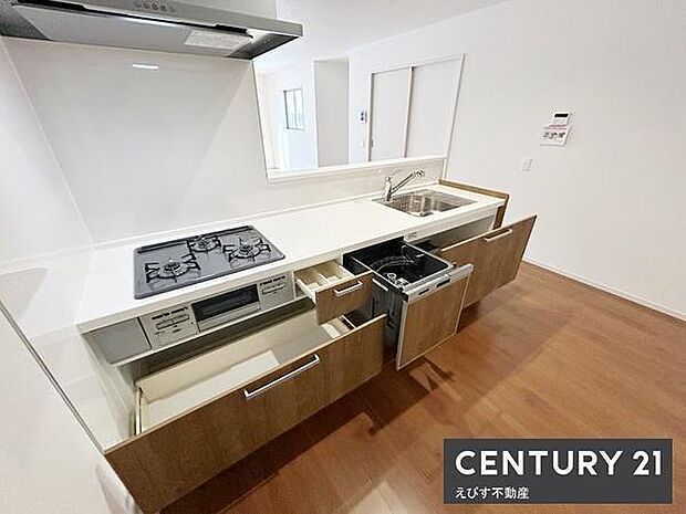 清潔感のあるキッチンが魅力的です。収納スペースが豊富でキッチン周りがすっきりと片付きます。ワークトップも広々としておりお手入れもしやすい仕様です。食洗機が備わっており家事の負担軽減につながります。