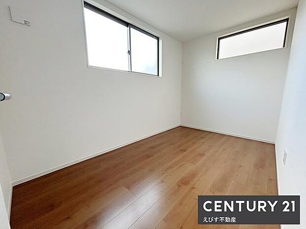 明るい光が入る洋室です。シンプルな内装でお好みのインテリアを楽しむことができます。二面採光なので日中も快適に過ごせます。木目調の床が空間を引き締めています。開放感のあるレイアウトです。