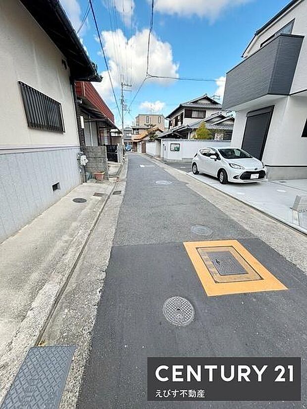 現地からの前面道路は車通りが少なく落ち着いた印象です。周囲の住宅も整っておりすっきりとした見通しが魅力です。道路幅が確保されているため安心して利用できます。