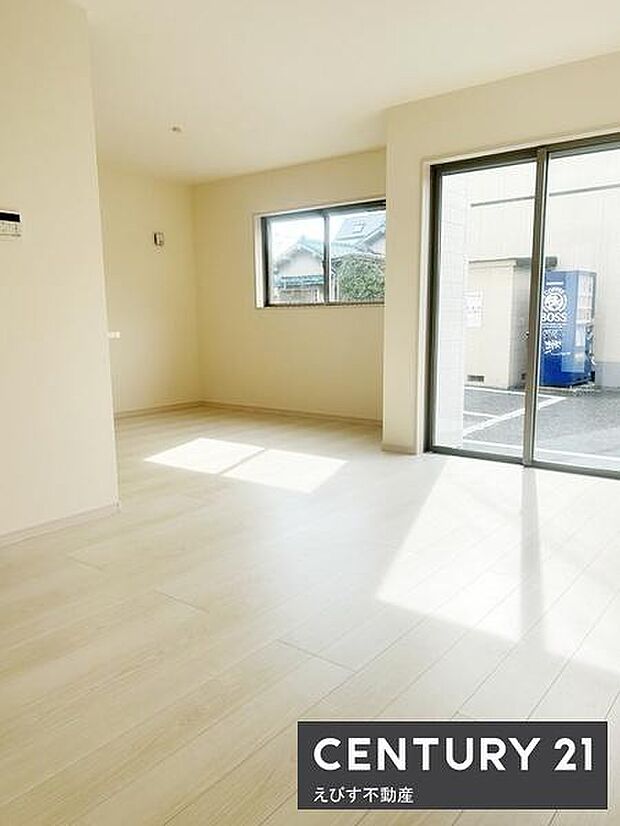 リビングには大きな窓があり自然光がたっぷり差し込みます。明るいフローリングが空間を開放的に見せます。すっきりとした内装デザインが特徴です。駐車スペースも室内から確認できます。