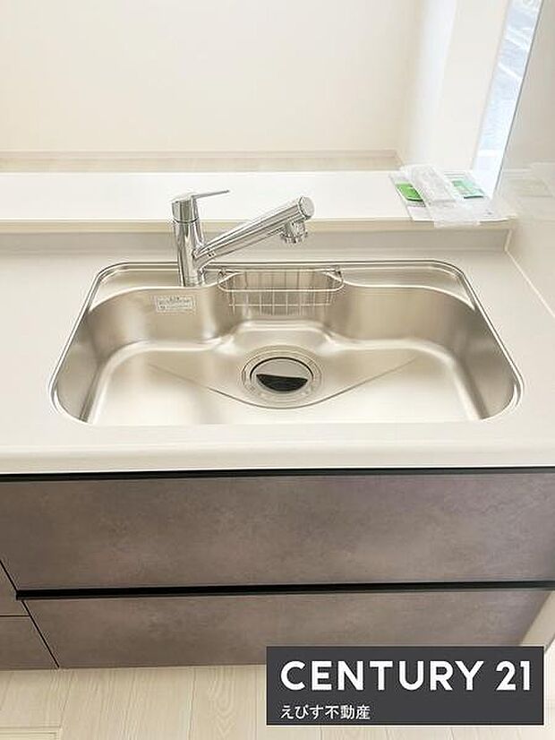 広々としたシンクで作業効率もアップ 。水栓は操作しやすいレバータイプです。カウンターもすっきりしていて清掃がしやすい仕様です。