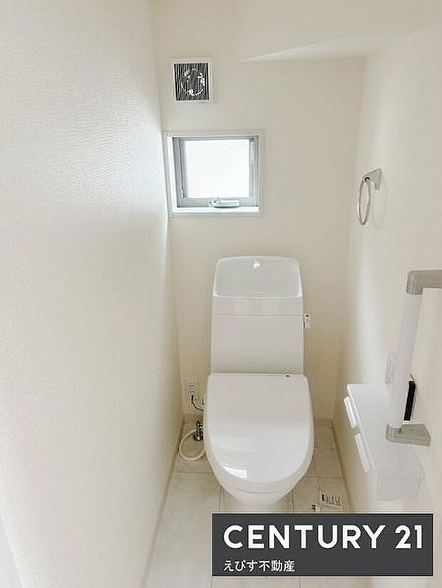 トイレには快適な温水洗浄便座付。小窓付きで換気もしやすく明るい空間が特徴です。手すりが設置され使い勝手に配慮されています。壁や床も明るい色調でまとめられています。