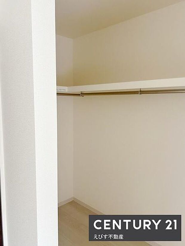 広々ウォークインクローゼットが魅力的。ハンガーパイプが設置されているため衣類の整理に便利です。奥行きがあるのでさまざまなアイテムを収納できます。空間を有効に活用できる仕様です。
