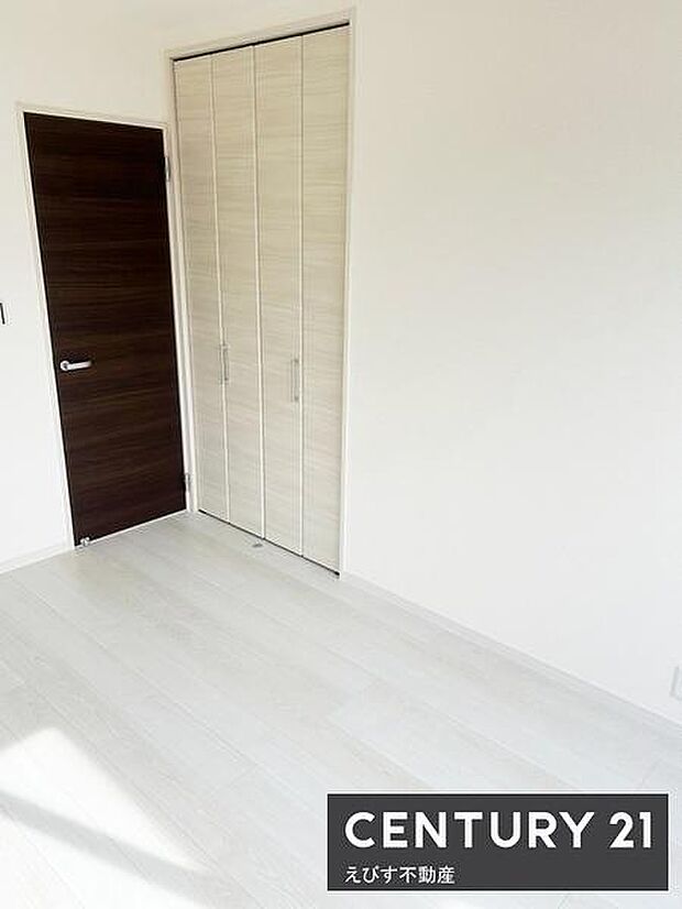 大切な衣類を収納できるクローゼット付き。ドアと床の色合いがコントラストを生みすっきりとした印象を与えます。清潔感のあるお部屋です。