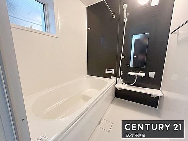 明るく清潔感のあるバスルームです。大きな鏡が設置されており日々の身支度にも便利です。浴槽はゆったりとしたサイズ感です。窓があり換気もしやすいです。落ち着いた色調の壁がアクセントとなっています。