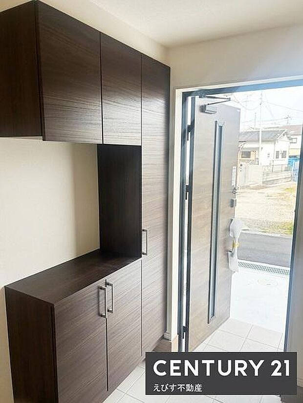 落ち着いた色合いの玄関収納が特徴的です。明るい光が差し込む空間ですっきりとした印象を与えます。収納力のある設計で玄関まわりを整えやすい点も魅力です。扉つきの収納で見た目もスマートにまとまります。