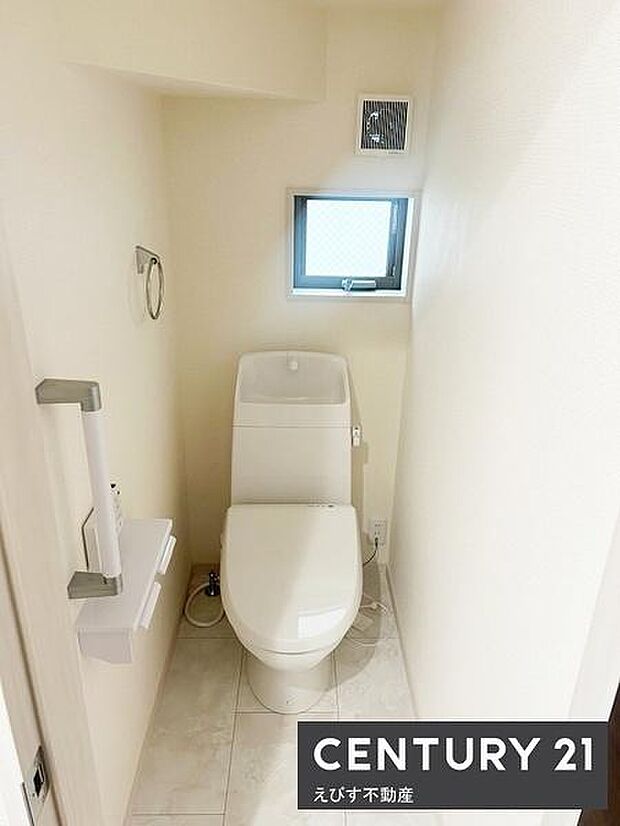 トイレには快適な温水洗浄便座付。小窓付きで換気もしやすい構造となっています。すっきりとした印象の内装もポイントです。