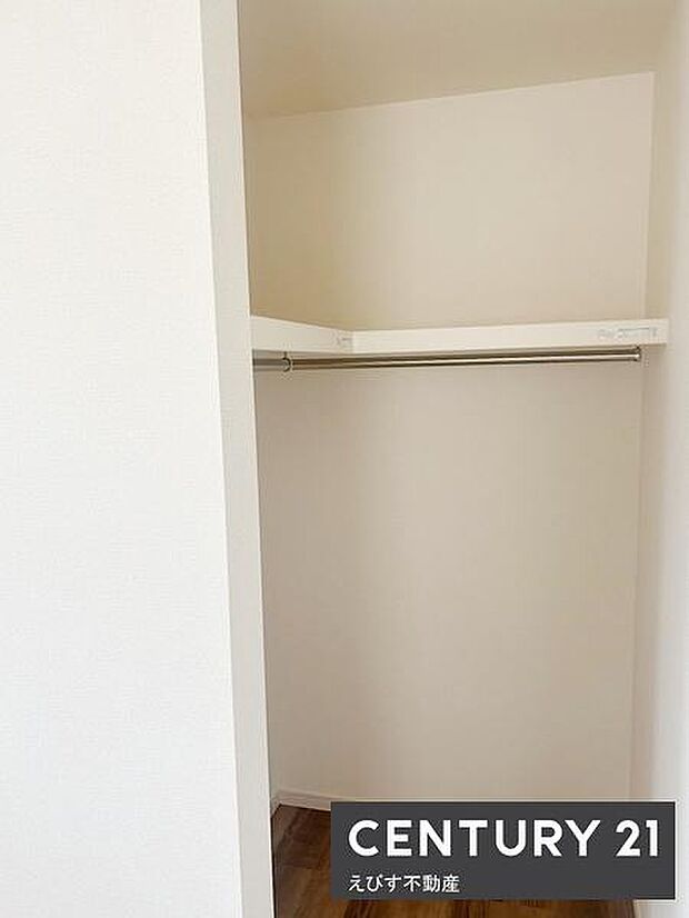 広々ウォークインクローゼットが魅力的。ハンガーパイプが設置されているので衣類の収納にも便利です。白を基調とした室内で空間がすっきりと見えます。