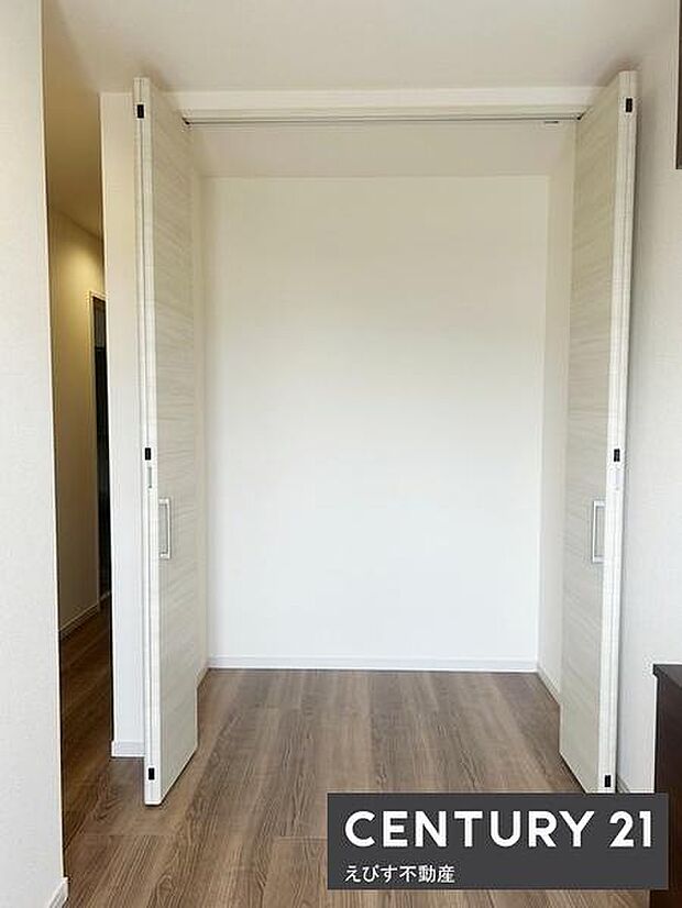 大容量の収納スペースでスッキリ広々。白を基調とした扉で室内が明るい印象です。しっかりと奥行きがあり用途に合わせて使いやすい造りです。木目調の床と調和した仕上がりです。