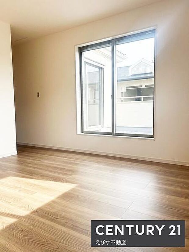 窓から自然光がたっぷり差し込む洋室です。明るいフローリングが空間全体を広々と感じさせます。シンプルな内装でさまざまなインテリアが楽しめます。住まう方のニーズに合わせて活用しやすいお部屋です。