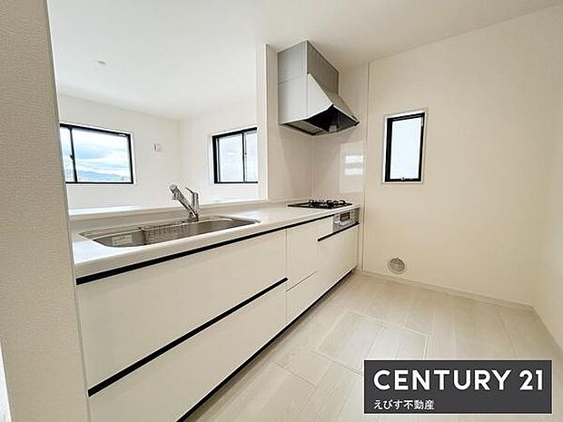 リビングにつながる明るい空間が広がっています。ホワイトを基調としたインテリアが清潔感を感じさせます。窓が多く換気や採光にも配慮されています。収納も充実しておりすっきりとした印象です。