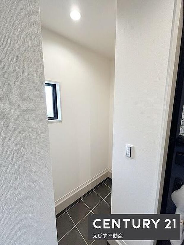 明るい窓付きの収納スペースです。白を基調とした内装ですっきりとした印象です。玄関横に位置しており出し入れがしやすい設計となっています。床は汚れにくい素材を採用しています。