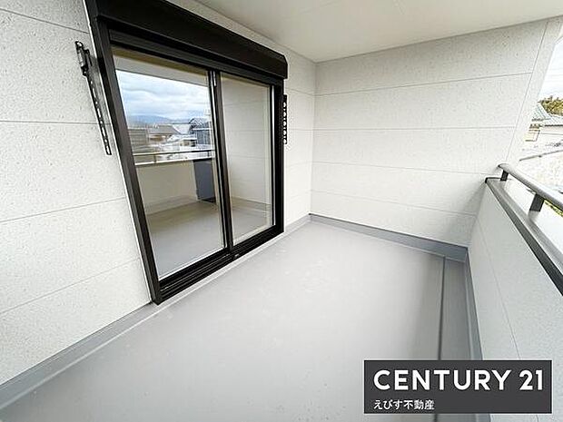 大きな窓から洋室への採光がしっかりと確保されています。室内とバルコニーのつながりがスムーズです。開放感のあるスペースが印象的です。清潔感のある仕上がりとなっています。