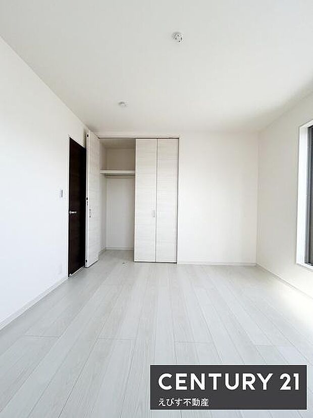 ホワイトを基調とした明るい寝室です。収納スペースがしっかりと確保されています。大きな窓から自然光がたっぷり入ります。シンプルで使いやすい間取りです。