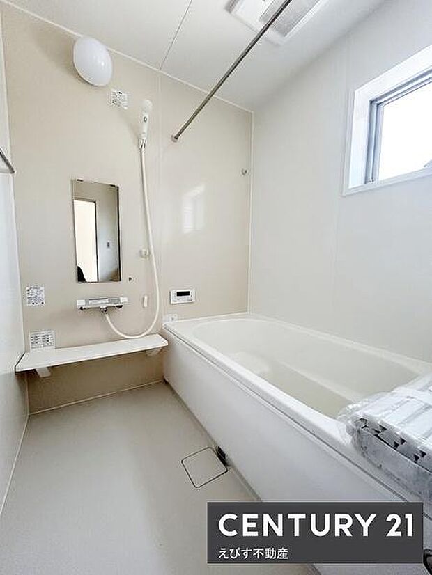 明るい空間が広がるバスルームです。窓があり通風や換気も便利です。シンプルなデザインでお手入れもしやすい仕様となっています。鏡や棚も備え付けられており快適にご利用いただけます。