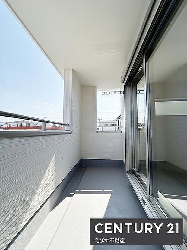 明るい日差しが差し込むバルコニーは開放感を実感できる空間です。広々とした設計でゆとりある使い方ができます。ガラス戸が室内との一体感を演出しています。屋根付きで天候に左右されにくい点も魅力です。