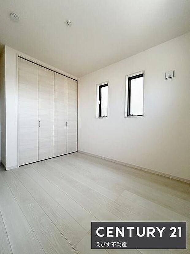 明るい色調のフローリングが空間を広く感じさせます。2つの窓からは自然光がしっかり差し込みます。収納力のあるクローゼットも備えられています。全体的にすっきりとした洋室です。