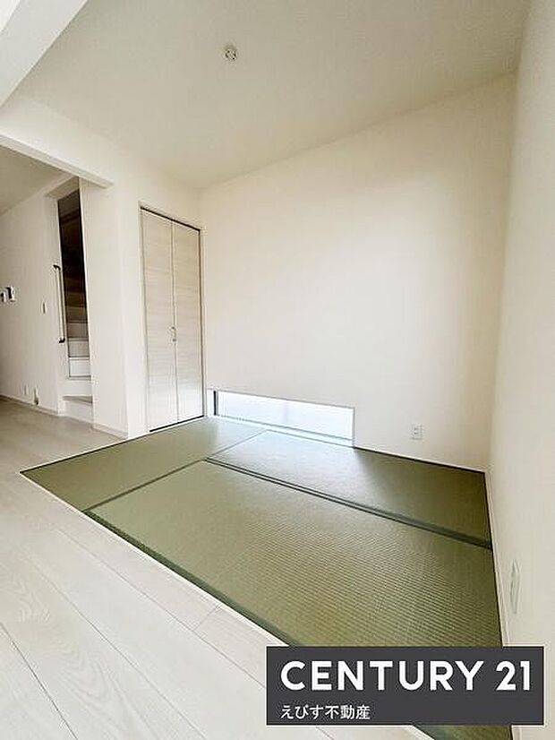 シンプルなデザインが印象的な和室です。明るい室内が畳の風合いを引き立てます。窓からはほどよい光が入り空間をやさしく照らします。収納もしっかり備えています。利便性と落ち着きを兼ね備えた空間です。