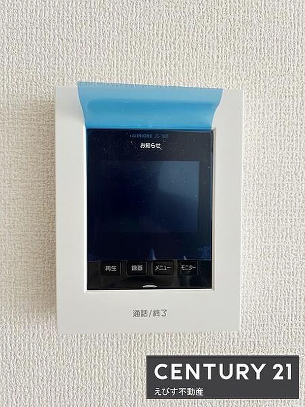 シンプルでスタイリッシュなデザインのモニター付きインターホンです。操作ボタンも見やすく配置されています。壁面にすっきりと収まり日常の使いやすさが感じられます。新しい生活にもフィットする印象です。