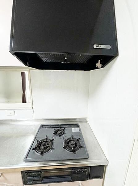 【一部AIモノ消し済み・実際の室内状況優先】シンプルで使いやすいガスコンロが魅力のキッチンです。清潔感のあるステンレス製のワークトップが特徴です。効率的な作業動線が確保されています。