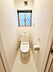 トイレ：【一部AIモノ消し済み・実際の室内状況優先】明るい窓付きのトイレは換気もしやすく清潔感があります。コンパクトな空間で無駄がなくシンプルなデザインが特長です。