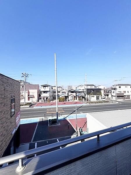 バルコニーからの眺望をお楽しみいただけます。道路や住宅街が広がり開放感を感じられる空間です。空が広く見渡せるため天気の良い日はより気分が晴れやかになります。周囲の建物との距離も十分に確保されています。