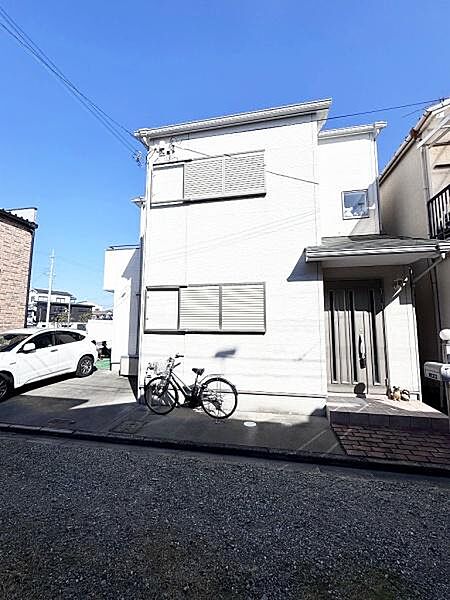 明るい外観が印象的な戸建住宅です。シンプルなデザインでお手入れしやすく敷地内に自転車や車を停めるスペースもあります。周辺の住宅とも調和した落ち着いた雰囲気です。ゆったりとした前面道路も魅力です。