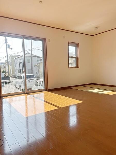 明るい光が差し込むリビングです。広々とした床スペースが魅力です。大きな窓から開放感を感じられます。角部屋なので窓も多く風通しも良好です。
